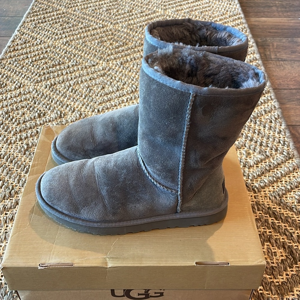 UGG Classic Short Boots-size 8. Great boots not needed in FL. Tons of life left!